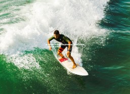 爱游戏体育在线-亚洲足球巨星风采依旧，助球队斩获胜利，亚洲足球队员排行榜